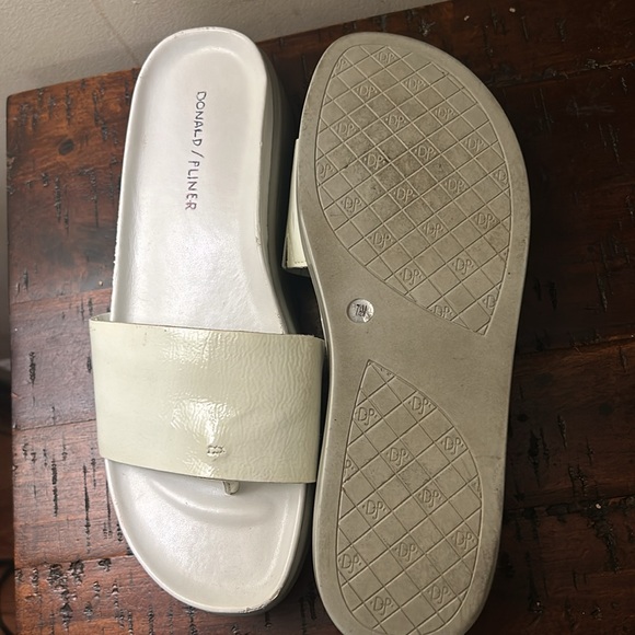 Donald Pilner Designer Sandals, white and cream, Size 7.5 - Picture 7 of 9